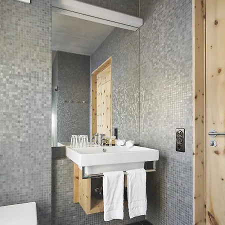 Апартаменты Alpine Chesa A La Punt *